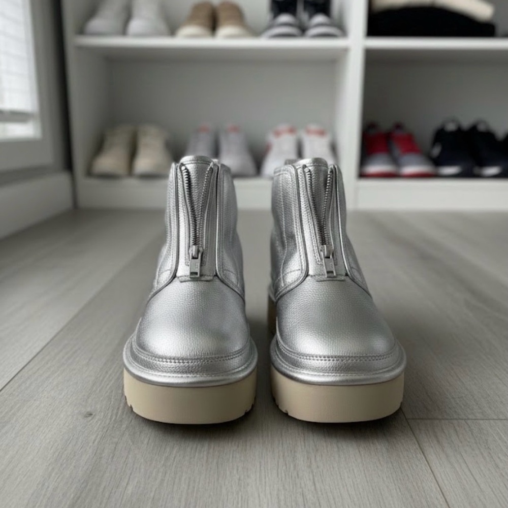 UGG Silver Metallic Sheepskin Platform Ankle Boots – Size US 10
EU 41